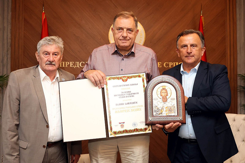 БАЊАЛУКА, 7. ЈУЛА /СРНА/ - Предсједник Републике Српске Милорад Додик разговарао је данас са представницима Удружења за одбрану ћирилице "Добрица Ерић" из Београда, који су му уручили највише специјално признање поводом тридесетогодишњице одржавања манифестације "Сусрети српских земаља"./фото Борислав Здриња/