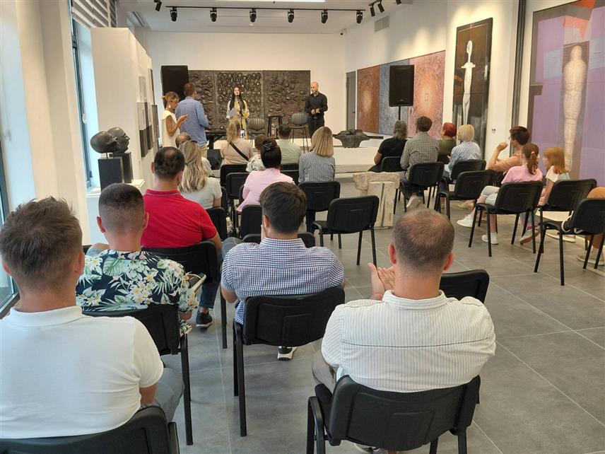 ИСТОЧНА ИЛИЏА, 8. ЈУЛА /СРНА/ - У галерији "Жарко Видовић" у Источној Илиџи вечерас је одржано музичко-поетско вече под називом "Скућени у пјесми".