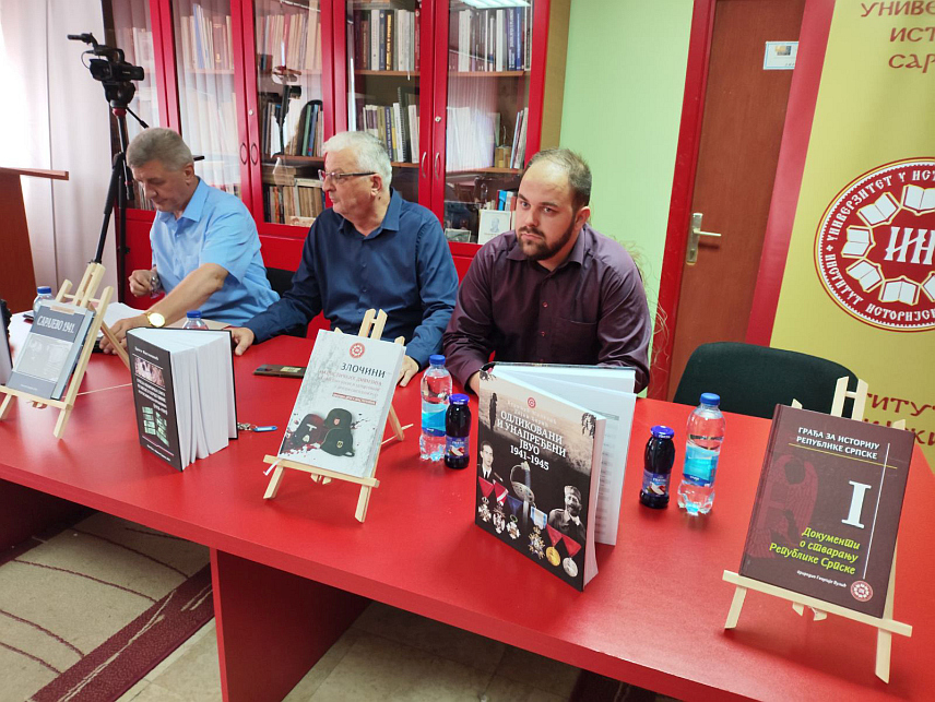 СРЕБРЕНИЦА, 8. ЈУЛА /СРНА/ - Традиционална меморијално-хуманитарна и духовно-културна манифестација "Петровдански дани" почела је вечерас у Сребреници наступом гуслара Душана Пејића са пјесмом "Покољ у Придворици" која говори о српском старадању и приказивањем филма "Злочин без казне" аутора Слађане Зарић.