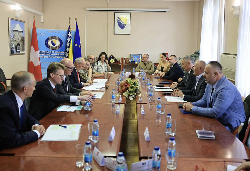 САРАЈЕВО, 8. ЈУЛА /СРНА/ - Министар одбране у Савјету министара Зукан Хелез, замјеник министра Славен Галић и делегација Министарства одбране Швајцарске констатовали су данас у Сарајеву да се билатерална сарадња у овој области добро одвија и да је треба и даље развијати.