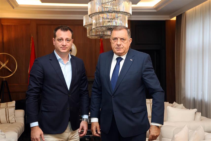 БАЊАЛУКА, 9. ЈУЛА /СРНА/ - Предсједник Републике Српске Милорад Додик са одборником Скупштине општине Братунац и предсједником Општинског одбора СНСД-а Братунац Марком Мркајићем.