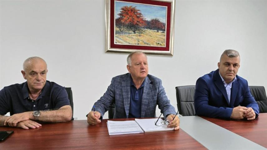 ТЕСЛИЋ, 9. ЈУЛА /СРНА/ - Председник Скупштине града Теслић Драгутин Шкребић и потпредсједник Скупштине Вељко Јотановић на конференцији за новинаре у Теслићу.