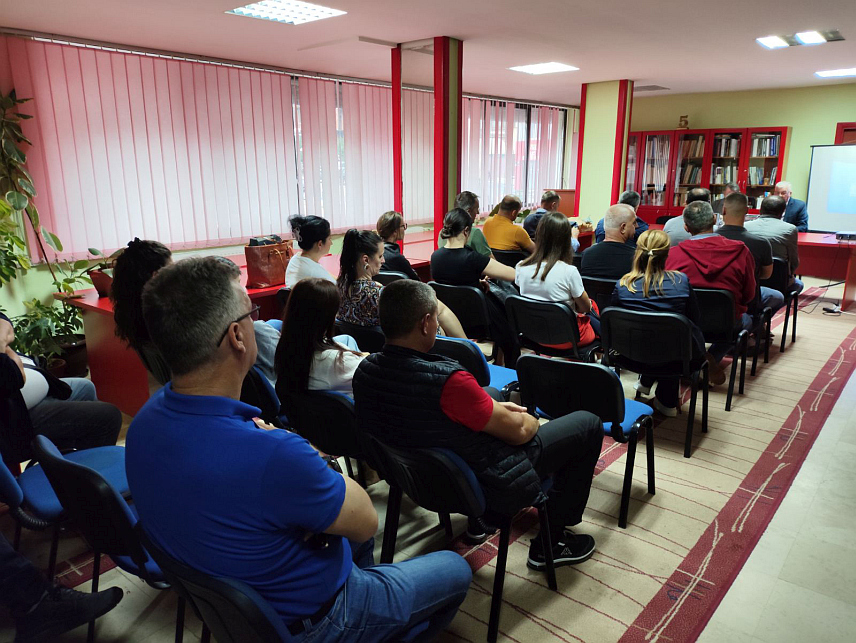 СРЕБРЕНИЦА, 9. ЈУЛА /СРНА/ - Промовисана публикација Радомира Павловића под насловом "Спомен-обиљежја Братунац-Сребреница 1992-95. година".