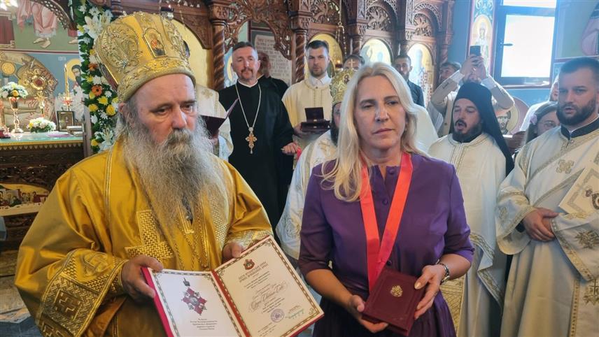 ТЕСЛИЋ, 10. АВГУСТА /СРНА/ - Његово високопреосвештенство митрополит зворничко- тузлански Фотије уручио је Орден Светог Саве другог степена српском члану Предсједништва БиХ Жељки Цвијановић за њено активно учешће у животу цркве на подручју Теслића.
