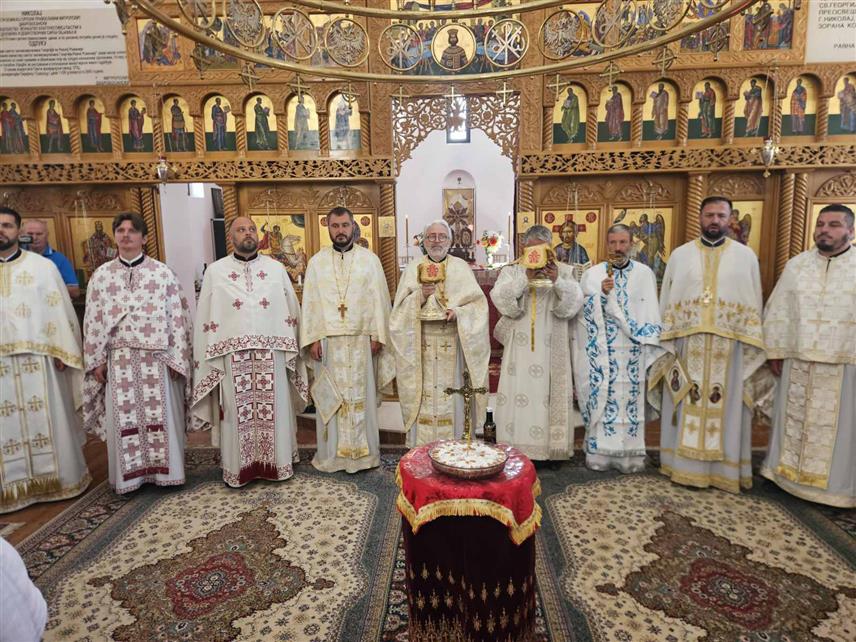 СОКОЛАЦ, 11. АВГУСТА /СРНА/ - У Манастиру Светог великомученика Георгија на Равној Романији код Сокоца у току је Света литургија поводом 20 година од проглашења манастиром.