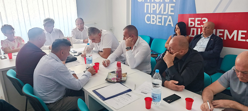 БАЊАЛУКА, 11. АВГУСТА /СРНА/ - Предсједништво ДЕМОС-а данас је дало пуну подршку институцијама Републике Српске и заложило се да се спласну политичке тензије у БиХ.