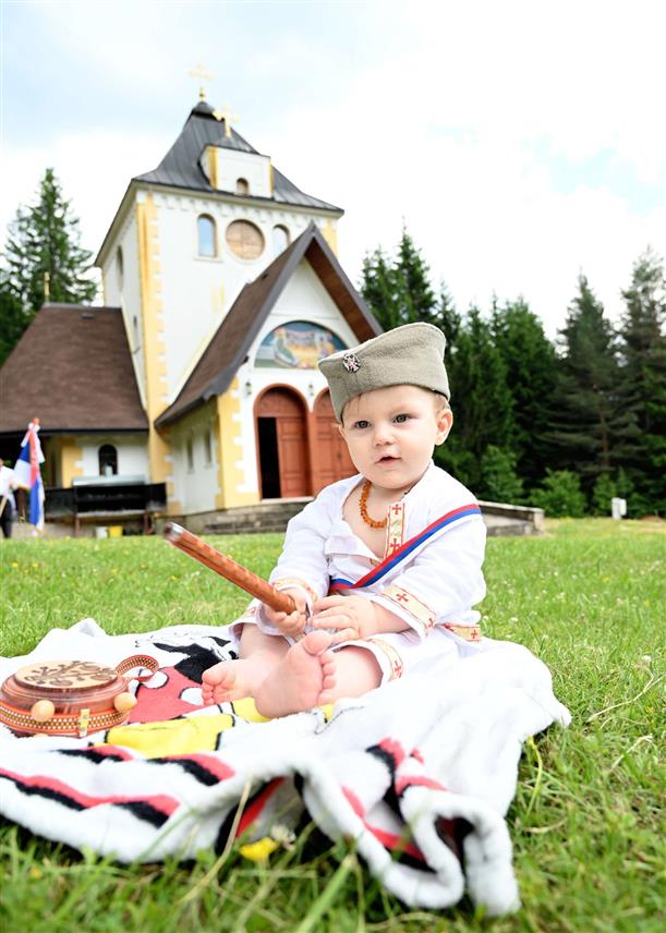 РОГАTИЦА, 12. АВГУСTА /СРНА/ - Прву награду према одлуци жирија освојила је Весна Карачевић за фотографију "Tрадиција".