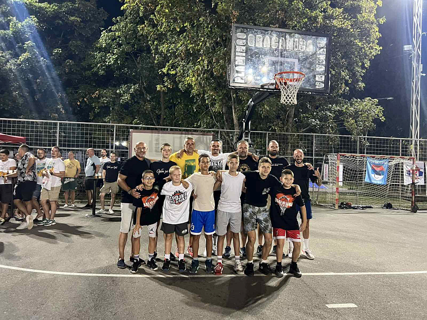 КОЗАРСКА ДУБИЦА, 12. АВГУСТА /СРНА/ - У Спортском центру "9. јануар" у Козарској Дубици одржана је "Tројка из блока" с циљем прикупљања средстава за завршетак радова на породичној кући породице Нинић из те општине.