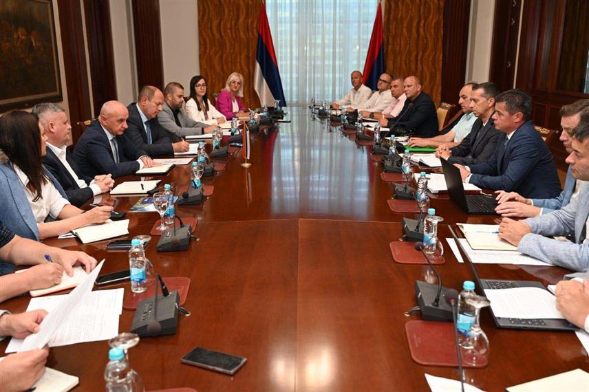 БАЊАЛУКА, 13. АВГУСТА /СРНА/ - Министар енергетике и рударства Републике Српске Петар Ђокић одржао је данас, заједно са представницима Електропривреде и Регулаторне комисије за енергетику Српске, састанак са директорима свих пет оператера дистрибутивног система у Српској и представницима синдиката Електропривреде.	
