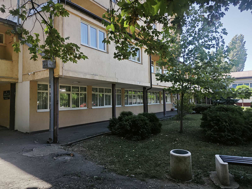 БИЈЕЉИНА, 12. АВГУСТА /СРНА/ - Дом ученика у Бијељини са капацитетом за смјештај и исхрану 200 средњошколаца и студената до сада је добио 40 пријава за смјештај ученика, а конкурс за студенте биће расписан у септембру.	
