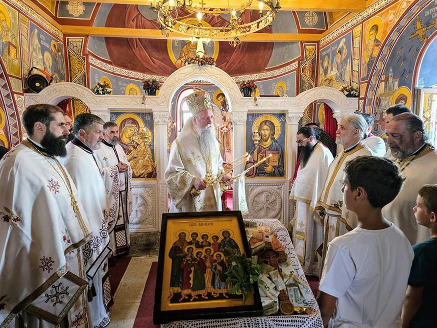 ПОДГОРИЦА, 14. АВГУСТА /СРНА/ - Његово високопреосвештенство митрополит црногорско-приморски Јоаникије је данас служио литургију у Храму Светих великомученика Макавеја у Подгорици поводом храмовне славе.