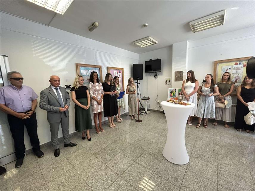 БАЊАЛУКА, 15. АВГУСТА /СРНА/ - У Специјалној библиотеци за слијепа и слабовида лица Републике Српске у Бањалуци данас је отворена изложба тактилних цртежа више од 400 дјеце који су доступни и особама са оштећењем вида.