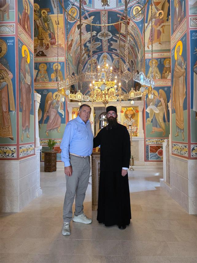МАРТИН БРОД, 16. АВГУСТА /СРНА/ - Предсједник Републике Српске Милорад Додик посјетио је данас Манастир Рмањ у Мартин Броду и обишао слапове на Уни.