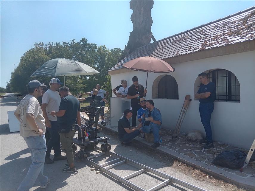 БЕОГРАД, 16. АВГУСТА /СРНА/ - На манастирском добру Ковиљ данас се окупила филмска екипа и снимљени су први кадрови историјске драме "Линија" о доктору Миодрагу Лазићу који је својим професионализмом, патриотизмом и несебичношћу задужио српски народ у Републици Српској, али и другим крајевима гдје су Срби страдали у ратовима деведесетих година прошлог вијека.