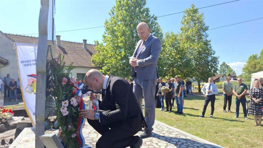 БРОД, 18. АВГУСТА /СРНА/ - У насељу Унка код Брода данас је служен помен српским борцима и цивилним жртвама погинулим у одбрани овог насеља и у борбама за ослобађање општине током Одбрамбено-отаџбинског рата.