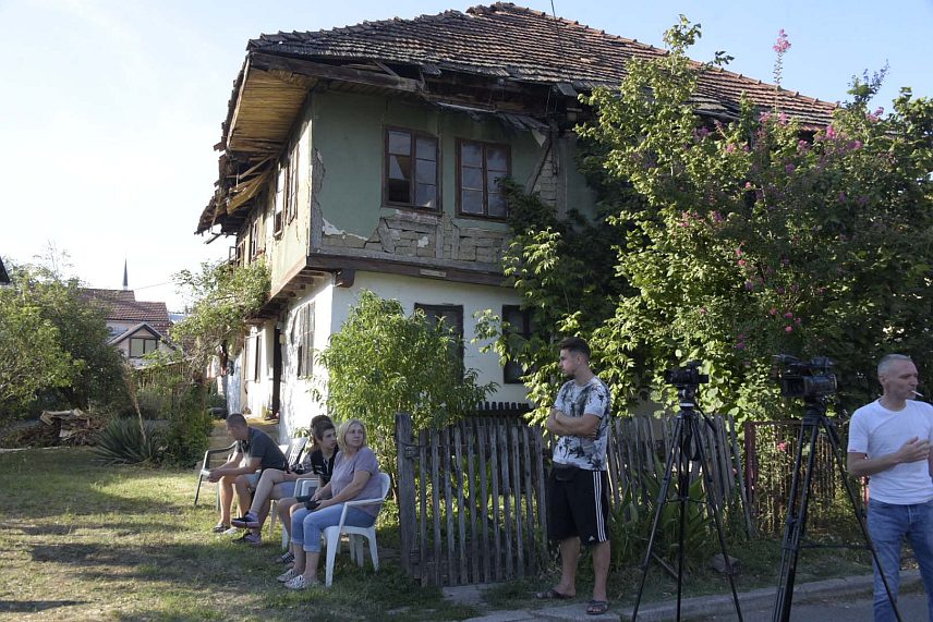 КОЗАРСКА ДУБИЦА, 18. АВГУСТА /СРНА/ - Предсједник Републике Српске Милорад Додик обезбиједио је 110.000 КМ за куповину куће вишечланој породици Спахалић из Козарске Дубице, која има петоро дјеце.