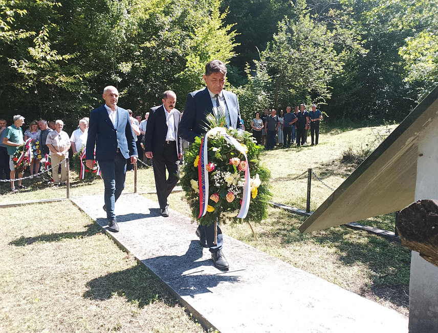 НОВИ ГРАД, 1. АВГУСТА /СРНА/ - У Новом Граду данас је почело обиљежавање Дана страдања цивилног становништва ове општине у Другом свјетском рату, тим поводом у засеоку Вуруне у Доњем Водичеву служен је помен српским цивилима које су усташе убиле на Илиндан 1941. године.