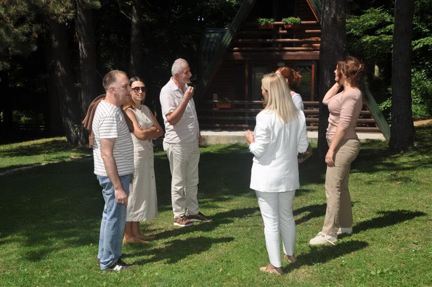 ПРИЈЕДОР, 1. АВГУСТА /СРНА/ - На Мраковици је данас почела Ликовна колонија "Сретен Стојановић", на којој учествује шест умјетника према избору овогодишњег селектора Десимира Денића.
