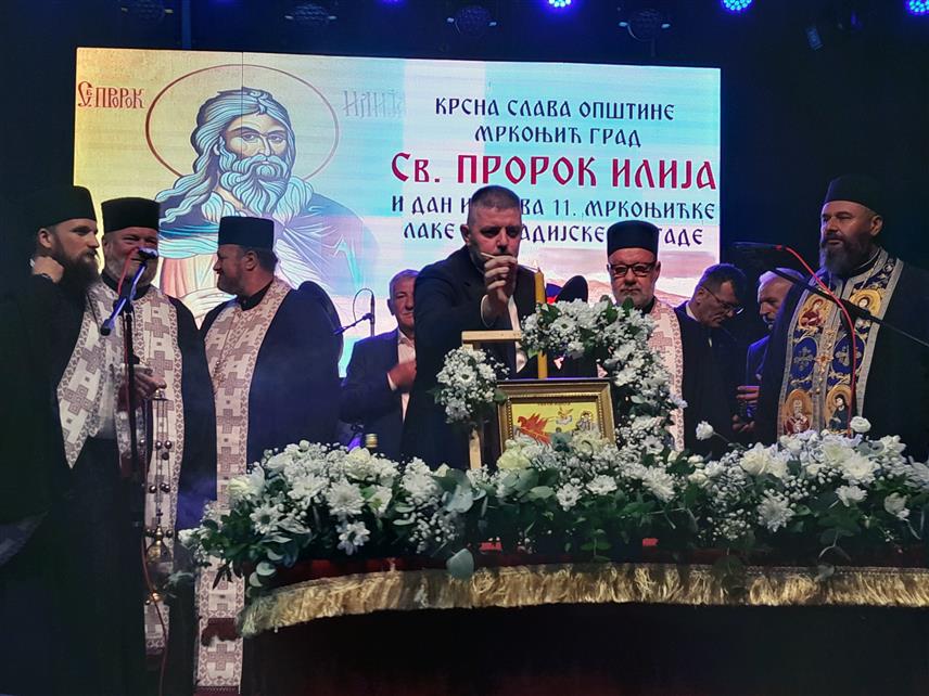 МРКОЊИЋ ГРАД, 1. АВГУСТА /СРНА/ - На Тргу краља Петра Првог Карађорђевића у Мркоњић Граду вечерас је обиљежена слава општине и 11. Мркоњићке лаке пјешадијске бригаде - Илиндан. Славски обред служило је свештенство мркоњићког намјесништва, а присуствовали су министар просвјете и културе Републике Српске Жељка Стојичић, изасланик предсједника Републике Српске Немања Давидовић, директор Управе за индиректно опорезивање Зоран Тегелтија, те генерал Радован Илић.