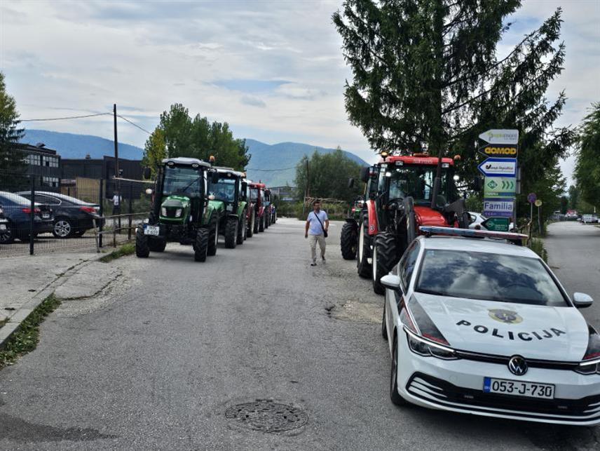 САРАЈЕВО, 21. АВГУСТА /СРНА/ - Полиција Кантона Сарајево онемогућила је пољопривреднике да дођу и изразе своје незадовољство испред зграде кантоналне Владе, иако су уредно најавили протест.	