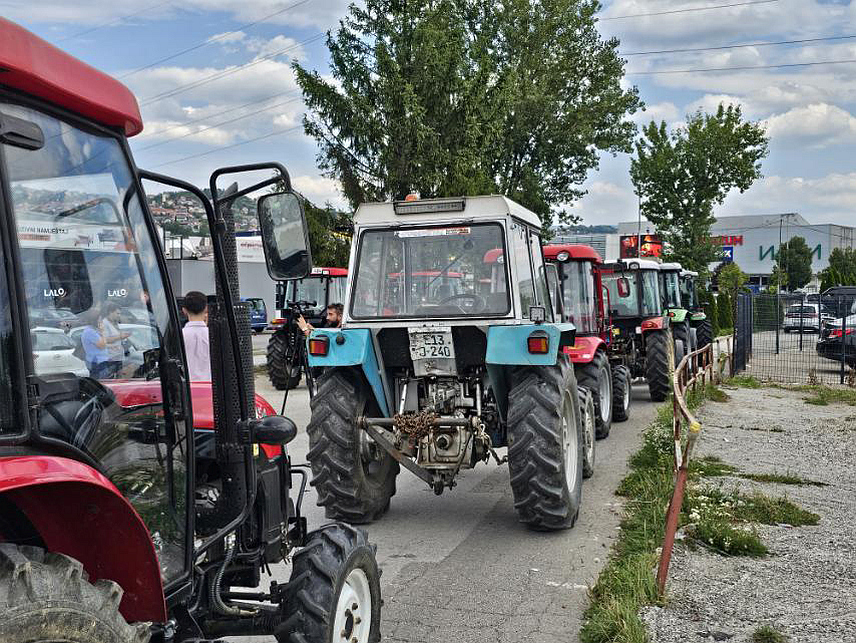 САРАЈЕВО, 21. АВГУСТА /СРНА/ - Полиција Кантона Сарајево онемогућила је пољопривреднике да дођу и изразе своје незадовољство испред зграде кантоналне Владе, иако су уредно најавили протест.