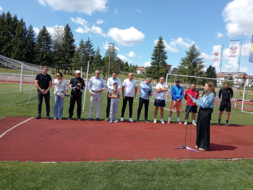 СОКОЛАЦ, 23. АВГУСTА /СРНА/ - На Сокоцу је данас свечано отворен 12. Меморијални омладински фудбалски турнир "Срђан Tомић и Владица Бабовић" на којем ће учестовати око 700 дјечака и дјевојчица из 16 клубова из Републике Српске и Федерације БиХ.
