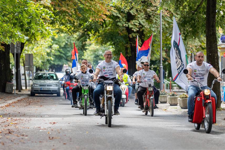 ПРЊАВОР, 24. АВГУСТА /СРНА/ - Пета "Томосијада" одржана данас у Штрпцима код Прњавора окупила је велики број заљубљеника у моторе запремине до 50 кубика и скутере.