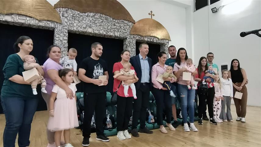 ПЕTРОВО, 24. АВГУСTА /СРНА/ - У Петрову су данас, у оквиру манифестације "Госпојинске дјечије радости", уручене ауто-сједалице за двадесет троје дјеце рођене од 28. августа прошле године, као и седам златника за свако треће и наредно дијете у вишечланим породицама.