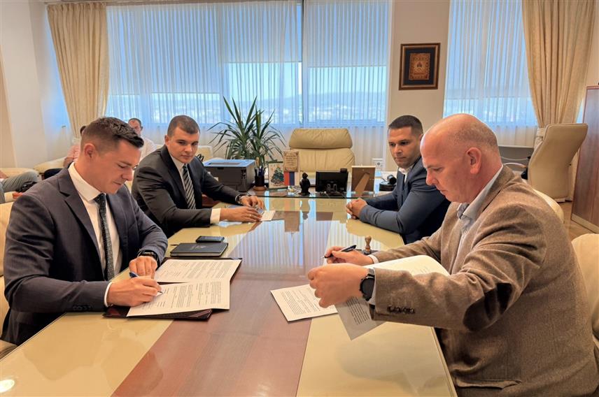 БАЊАЛУКА, 25. АВГУСТА /СРНА/ - Министар правде Републике Српске Милош Букејловић и предсједник Синдиката правосуђа Републике Српске Синиша Петровић потписали су данас Посебни колективни уговор за запослене у институцијама правосуђа Републике Српске којим су унапријеђења поједина рјешења.