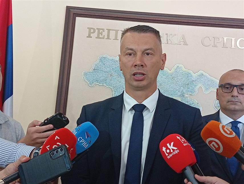 БАЊАЛУКА, 26. АВГУСТА /СРНА/ - Предсједник ДНС-а Ненад Нешић рекао је након консултација са мандатаром за састав нове Владе Савом Минићем да су му најважнији интереси Републике Српске и српског народа, те да ће ДНС и НПС дјеловати у том правцу, нагласивши подршку мандатару за посао који слиједи.