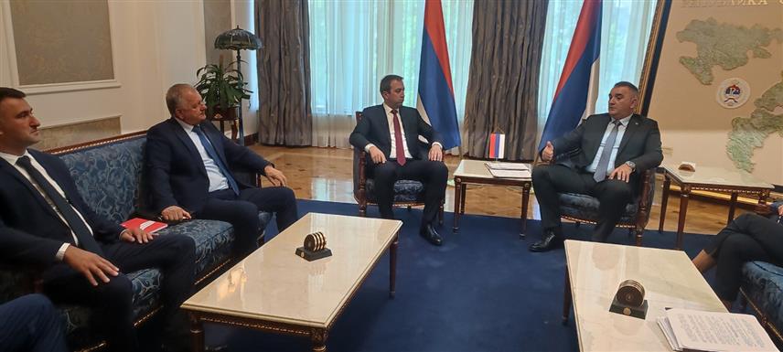 БАЊАЛУКА, 26. АВГУСТА /СРНА/ - Мандатар за састав нове владе Републике Српске Саво Минић започео је консултације са представницима Социјалистичке партије Српске /СПС/.