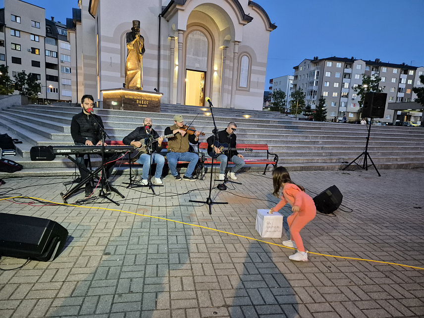 ПАЛЕ, 26. АВГУСТА /СРНА/ - На Палама је одржано хуманитарно вече уличних свирача за помоћ у лијечењу Марка Павловића, дјечака из ове општине који болује од Вилсонове болести.	