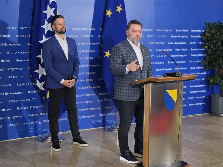 САРАЈЕВО, 27. АВГУСТА /СРНА/ - Замјеник предсједавајуће Савјета министара Сташа Кошарац изјавио је данас да би министру транспорта и комуникација у Савјету министара Едину Форти било боље да оде у Брисел и рјешава проблеме превозника, умјесто што оптужује представнике Републике Српске да су против одлука које предлаже, а за које су и превозници рекли да не би ријешили њихов проблем.	

