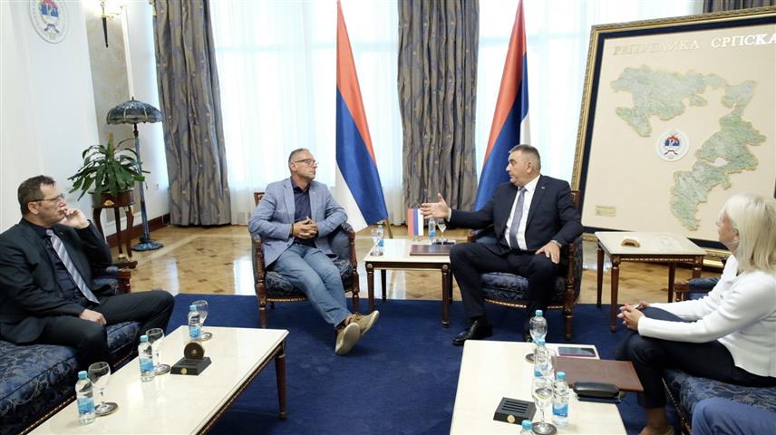 БАЊАЛУКА, 28. АВГУСТА /СРНА/ - Мандатар за састав нове владе Републике Српске Саво Минић данашње консултације почео je састанком са делегацијом Борачке организације Републике Српске /БОРС/, коју предводи предсjедник БОРС-а Радан Остојић