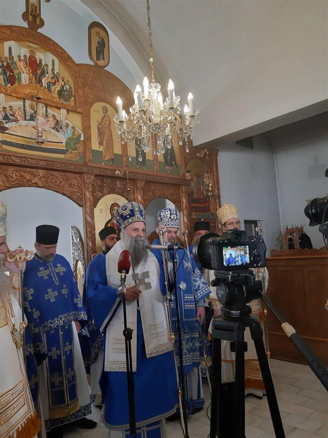 БЕОГРАД, 28. АВГУСТА /СРНА/ - Његова светост патријарх српски Порфирије служио је данас Свету архијерејску литургију у манастиру Раковица у Београду поводом празника Успења Пресвете Богородице, а потом предводио литију у којој је учествовао велики број родитеља са дјецом.

