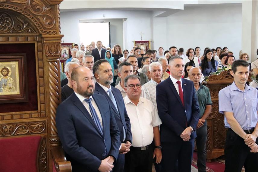 ДЕРВЕНТА, 28. АВГУСТА /СРНА/ - Прослава града Дервента и крсне славе Саборног храма Успења Пресвете Богородице - Велика Госпојина започела је литургијом у храму, а затим свечаном литијом око храма, те помен парастосом за 608 погинулих бораца Војске Републике Српске.