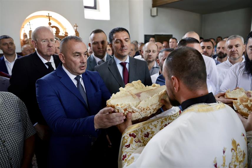 ПАЛЕ, 28. АВГУСТА /СРНА/ - Општина Пале обиљежила је Дан општине и крсну славу – Успење Пресвете Богородице, а тим поводом служена је литургија у храму посвећеном овом празнику.