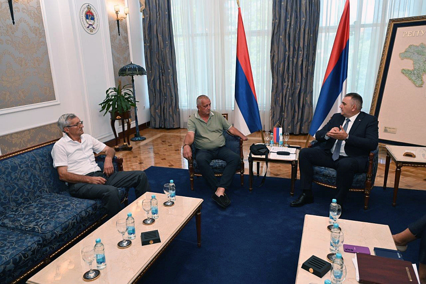 БАЊАЛУКА, 28. АВГУСТА /СРНА/ - Мандатар за састав нове Владе Републике Српске Саво Минић разговара у Бањалуци са представницима Савеза организација и удружења ратних војних инвалида.