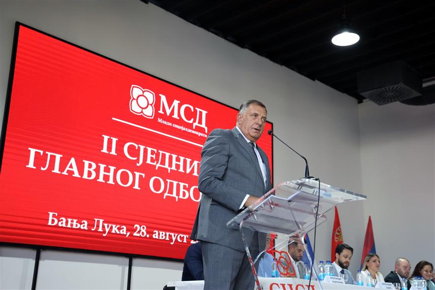 БАЊАЛУКА, 28. АВГУСТА /СРНА/ - Предсједник СНСД-а Милорад Додик истакао је данас у Бањалуци да ова политичка партија неће изаћи на изборе које је расписала Централна изборна комисија /ЦИК/ БиХ јер поштује закључке Народне скупштине Републике Српске./фото: Борислав Здриња/