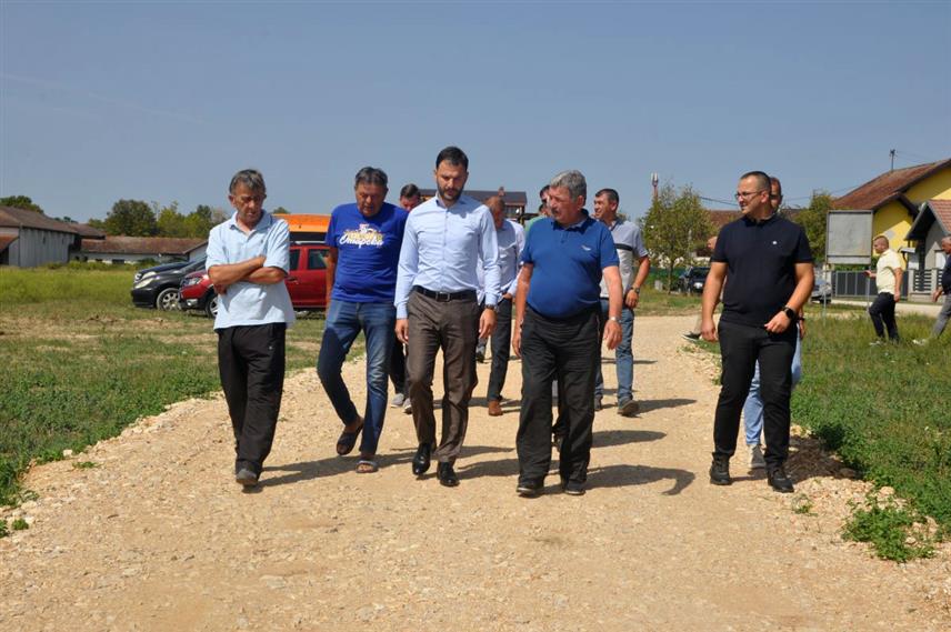 ПРИЈЕДОР, 28. АВГУСТА /СРНА/ - Градоначелник Приједора Слободан Јавор изјавио је данас да Фудбалски клуб "Омарска", због резултата које остварује, заслужује да има терен са вјештачком травом који би требао да буде завршен за мјесец и по дана.