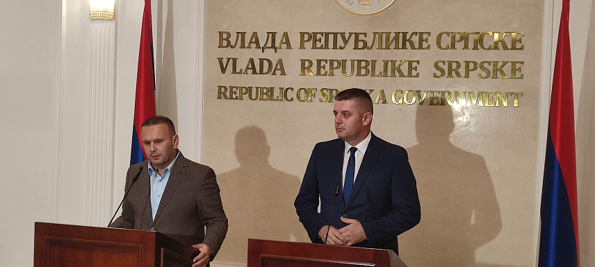 ИСТОЧНО САРАЈЕВО, 29. АВГУСТА /СРНА/ - Предсједник Савеза општина и градова Републике Српске Љубиша Ћосић на конференцији за новинаре.