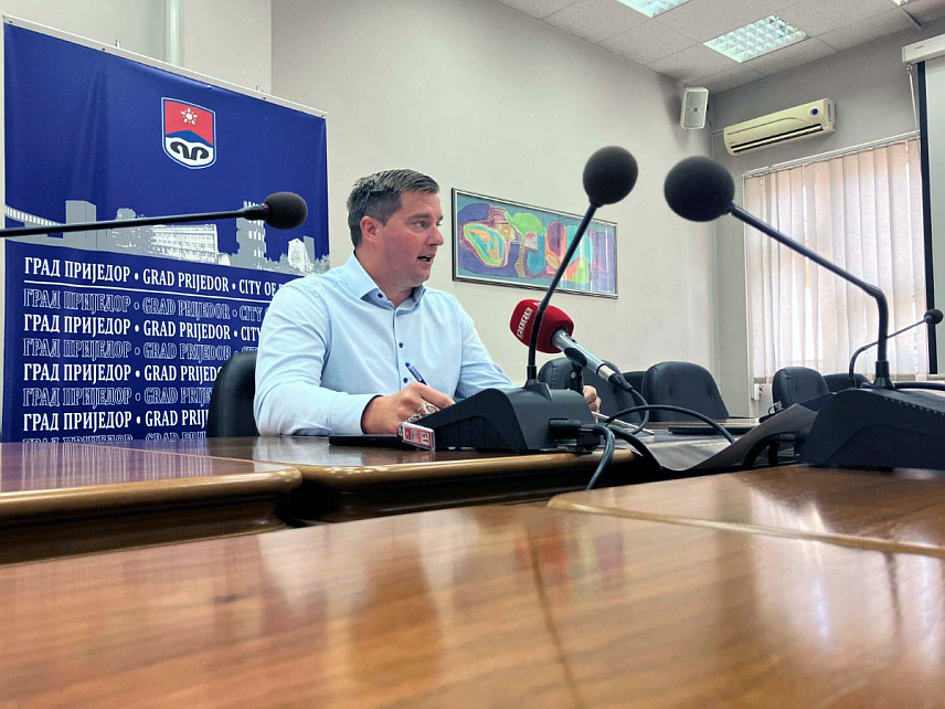 ПРИЈЕДОР, 29. АВГУСТА /СРНА/ - Вршилац дужности начелника Одјељења за културу, међународну сарадњу, спорт и невладине организације града Приједора Александар Миљешић на конференцији за новинаре данас у Приједору.	
