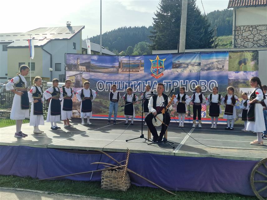 ТРНОВО, 29. АВГУСТА /СРНА/ - Свесрпски сабор у отаџбини и расијању, на којем учествују културно-умјетничка друштва из Републике Српске и Србије, званично је отворен вечерас у Трнову.