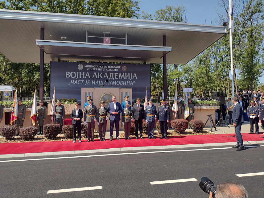 БЕОГРАД, 2. АВГУСТА /СРНА/ - Свечаност поводом промоције најмлађих официра Војске Србије одржана је данас у касарни "Генерал Јован Мишковић" у Београду у присуству највишег државног руководства Србије.