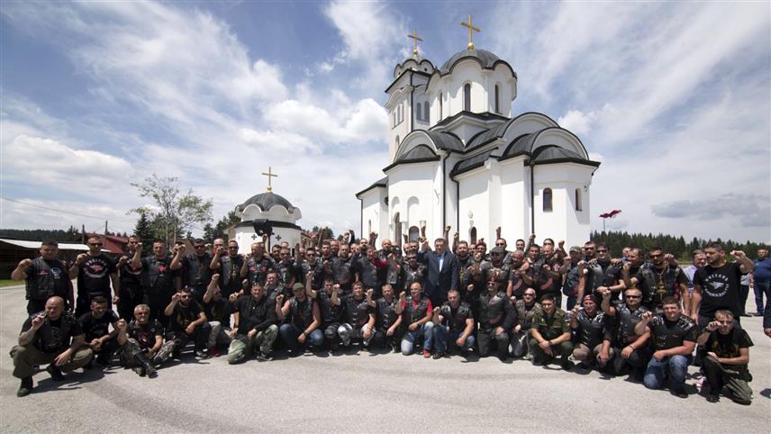 БАЊАЛУКА, 2. АВГУСТА /СРНА/ - Пресуда Суда БиХ предсједнику Републике Српске Милораду Додику нема правног утемељења и уз бројне процедуралне пропусте не представља правду већ политички притисак и покушај ућуткивања оних који не клече пред туђим интересима, саопштено је из Мото-клуба "Ноћни вукови Републике Српске".
