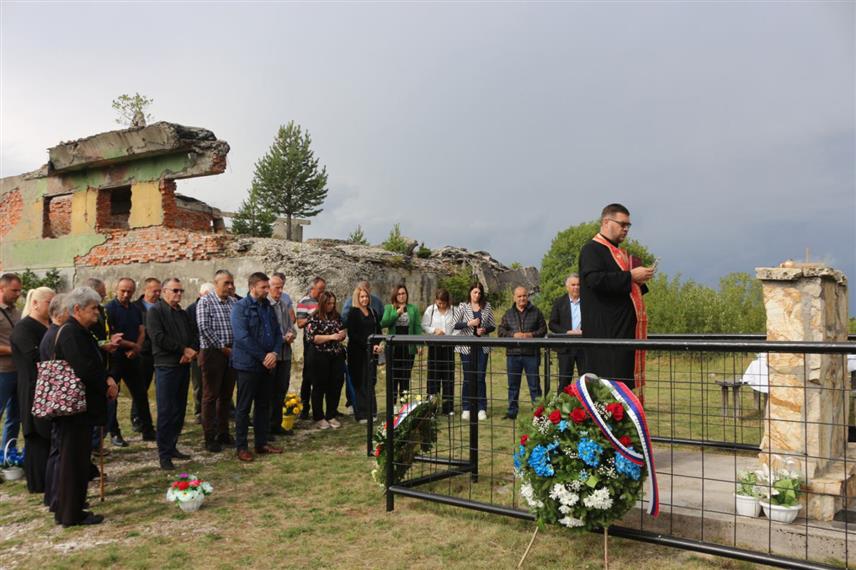 РОГАTИЦА, 30. АВГУСTА /СРНА/ - На Зловрху код Рогатице, мјесту страдања десет припадника Војске Републике Српске у НАТО бомбардовању телекомуникационог торња, обиљежено је 30 година од тог злочина