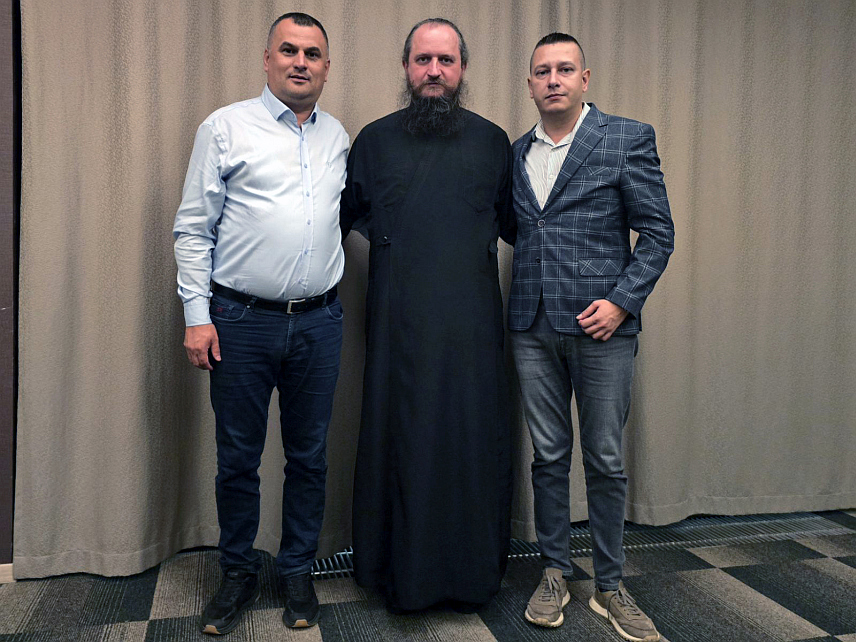 ДОБОЈ, 30. АВГУСТА /СРНА/ - Његово преосвештенство епископ бихаћко-петровачки и војни епископ Оружаних снага БиХ Сергије састао се у Добоју са замјеником министра одбране у Савјету министара Александром Гогановићем и народним послаником Данијелом Јошићем.