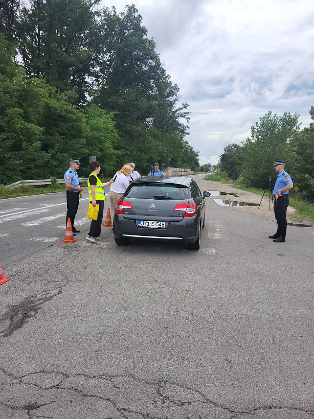 УГЉЕВИК, 4. АВГУСТА /СРНА/ - Припадници Полицијске станице Угљевик данас су са представницима Ауто-мото друштва "Ауто Угљевик" у оквиру кампање "Лако је брзину смањити" на регионалном путу контролисали брзину вожње и заустављали возила, а возачима је подијељен промотивни материјал кампање чији је циљ повећање нивоа безбједности саобраћаја.	