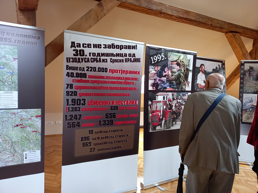 БАЊАЛУКА, 4. АВГУСТА /СРНА/ - Изложба фотографија "Да се не заборави - 30 година од егзодуса из Републике Српске Крајине - `Олуја` још траје" отворена је данас у Бањалуци поводом обиљежавања 30 година од злочиначке "Олује".