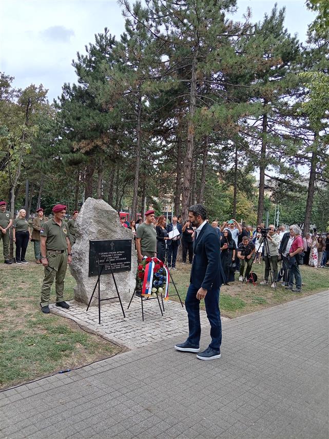 БЕОГРАД, 4. АВГУСТА /СРНА/ - Београдски градоначелник Александар Шапић присуствовао је данас парастосу Крајишницима у цркви Светог Марка у Београду.	